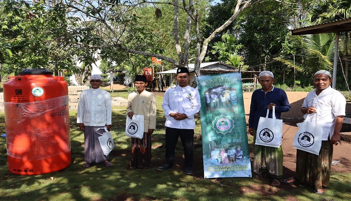 Di Kalbar, Santri Dukung Ganjar Salurkan Bantuan Tandon Air ke Pondok Pesantren