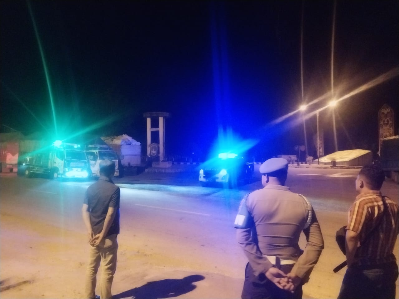 Patroli Kamtibmas Polres Sekadau Tertibkan Truk Parkir di Simpang Jalan Kantor Bupati