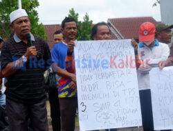 Puluhan Warga Desa Mekar Baru Demo, Tuntut Pilkades Diulang