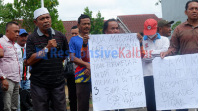 Puluhan Warga Desa Mekar Baru Demo, Tuntut Pilkades Diulang