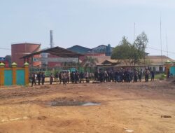 Kurang lebih500 kariawan pt smp melalui PK FSBSI duduki PT SMP Tuntut Hak sebagai Karyawan.