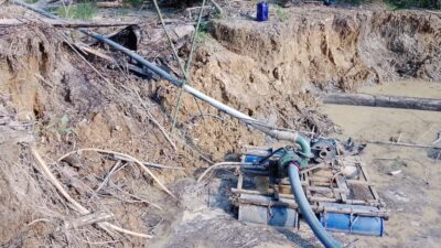 Diduga Tercemar PETI, Polisi Ambil Sampel Air Sungai Di Nanga Mahap