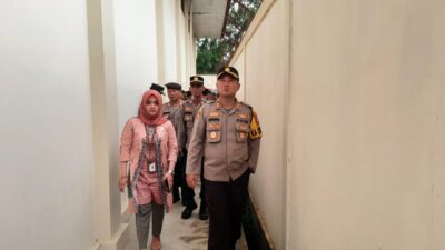 Kapolres singkawang langsung pengecekan gudang logistik kpu singkawang untuk pemilu 2024.