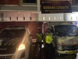 Polres Sekadau Kawal Kedatangan Segel Kotak Suara Pemilu 2024