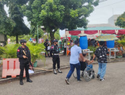 Personel Satbrimob Polda Kalbar Amankan Sejumlah Gereja