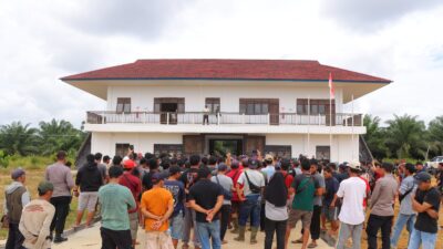Ratusan Personel Polres Sintang Lakukan Pengamanan Aksi Unjuk Rasa di PT WPP Merah Air Estate Julong Group