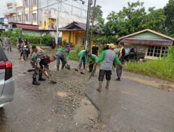 Babinsa Koramil 1204-02/Sekayam Bersama Forkopincam Kerja Bakti Pembenahan Jalan Berlubang