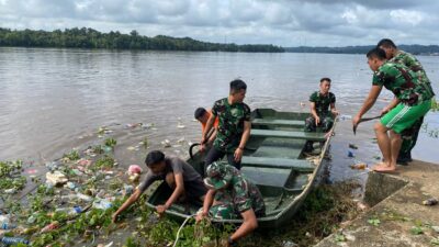 Kodim 1204/Sanggau Bersihkan Sampah di Tepian Sungai Kapuas