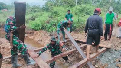 Babinsa Koramil Bantu Gotong Royong Pembuatan Jembatan
