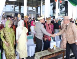 Polda Kalbar dan Ketua Bhayangkari Daerah Kalbar Menghadiri Upacara Bendera Peringatan HUT Ke-67 Pemerintah Provinsi Kalbar