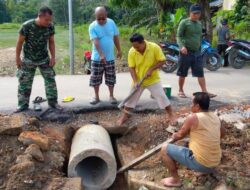Masyarakat binaan babinsa koramil 1204-06 perbaiki gorong-goron bersama TNI 