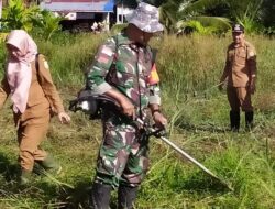 Babinsa 06.Selakau dan Warga Karya Bakti di Pemakaman Umum