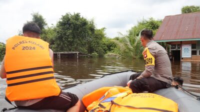 Polres Melawi Bantu Evakuasi Peralatan Sekolah SDN 26 Desa Sidomulyo