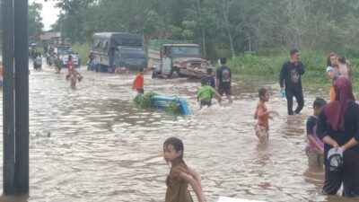 Banjir terjang Melawi Polres Melawi turunkan 5 (lima unit)mobil angkut warga,gratis.