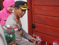 Bantu Bedah Rumah Korban Kebakaran, Kapolres Bengkayang Resmikan dan Serahkan Kunci