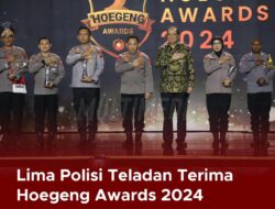 Lima anggota Polri menerima penghargaan Hoegeng Awards 2024 yang diselenggarakan di The Tribrata, Jakarta