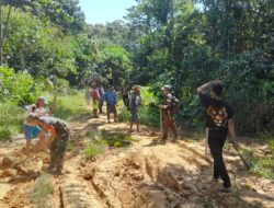 Gotong Royong Perbaikan Jalan Lintas Kabupaten,Babinsa bersama pemdes gandeng masyarakat Laur
