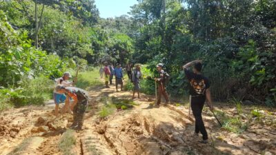 Gotong Royong Perbaikan Jalan Lintas Kabupaten,Babinsa bersama pemdes gandeng masyarakat Laur
