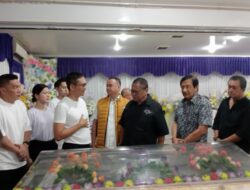 Ketua Umum HANURA Dr.H.Oesman Sapta Odang melayat kerumah Yo seng long sahabat seperjuangan.