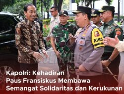 Presiden Republik Indonesia Ir.Joko Widodo menyambut kedatangan Paus Fransiskus di Stadion