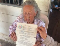 Petugas lelang dari BPR di Kota Pontianak datang ke lokasi tanah milik,Ngiau Djin Lian,93 th.