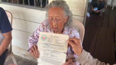 Petugas lelang dari BPR di Kota Pontianak datang ke lokasi tanah milik,Ngiau Djin Lian,93 th.