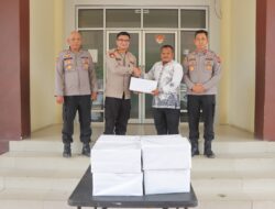 Polres Kayong Utara Berikan Bantuan Buku Tulis di 4 Pondok Pesantren.