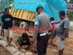 Anggota Polsek Simpang Hilir Laksanakan Pengecekan Jalan Rusak Akibat Genangan Air Hujan dan Pasang Laut