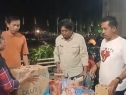 Sebanyak 100-an paket sahur yang berisi nasi kotak dan air mineral dibagikan kepada petugas kebersihan