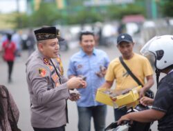 Wartawan bersama Kapolres Bagikan  Takjil di Taman Kedondong Ketapang