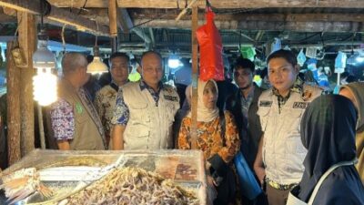 Polda Kalbar beserta kepala dinas perdagangan turun kepasar lakukan pengecekan harga sembako.