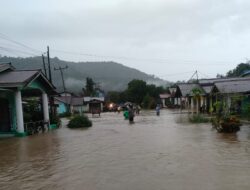 Banjir dan longsor di kabupaten landak akibat curah hujan tinggi