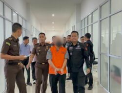 Kadis Kominfo Kalbar di tankap Jaksa dalam kasus korupsi serat optik dan kuat dugaan penyalah gunakan Wewenang sebagai kepala dinas.