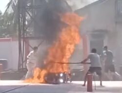 Sebuah motor berjenis metik terbakar di SPBU 64.788.14 suka bangun di duga ada kelalaian