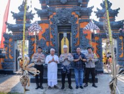 Perayaan Hari Raya Kuningan, yang jatuh setiap 210 hari setelah Hari Galungan, merupakan momen penting bagi umat Hindu untuk menghantarkan kembali roh leluhur ke surga setelah sebelumnya turun ke bumi saat Galungan.