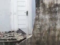 Aktivitas mesin Pengolahan Pabrik Kratom Menyebabkan Pagar Rumah Milik Warga Setempat,Ambruk diduga Menimbulkan Kerusakan lain Pada Struktur Bangunan Sekitarnya.