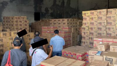 Aparat Gabungan Gerebek Gudang Berisi Ribuan Oli Diduga Palsu di Kubu Raya
