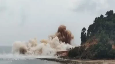 Pembangunan Smelter PT.DIB.Menjadi Topik hangat di kalangan masyarakat dan nelayan Desa Pelapis.Terjadinya Peledakan Sempadan Pantai