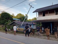 Kecepatan tinggi Satu unit mobil ditsamapta Polda Kalbar Tambrak Pagar rumah warga di duga bawa alat Peti kekapuas hulu.