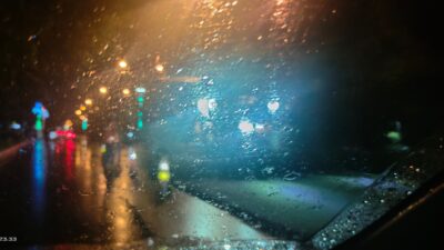 Jalan A. Yani Pontianak Diaspal Dalam Kondisi Hujan Deras Malam Hari