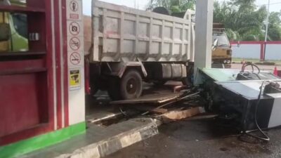 BBM Subsidi Jadi Rebutan, Truk Tabrak Mesin SPBU di Sungai Ambawang