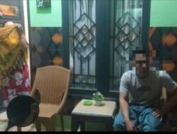 Viral ,Warga Guruduk Perumahan Di Sungai Mengkuang, Kepsek NL SDN Di Kayong Utara Diduga Mesum Bersama MT