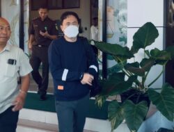 Ketua LSM peduli Kayong minta kepada imigrasi Liu xiaodong tidak boleh masuk Indonesia lagi .