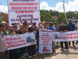 Ratusan Warga Tayan Hilir Setop Truk Tangki CPO Bertonase Besar, Jalan Kabupaten Rusak Parah