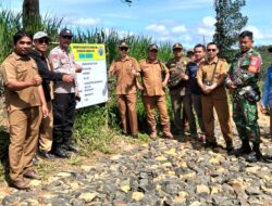 Pembangunan infrastruktur jalan menjadi prioritas utama karena merupakan urat nadi perekonomian bagi warga
