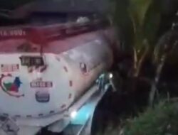 Kecelakaan Tunggal Truk Tangki BBM di Urit, Nyaris Hantam Rumah Warga