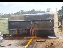 Viral truk tengki CPO tumbang dan timpah di jalan raya tayan Toba .