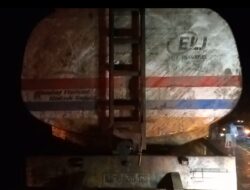Truk CPO ELJ Diduga Overkapasitas, Terguling di Jalan Trans Kalimantan Balai Semandang.